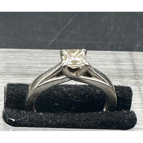 462 - A platinum single stone diamond ring approx 0.50 carat