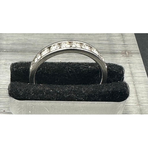 464 - A platinum ring set with ten diamonds