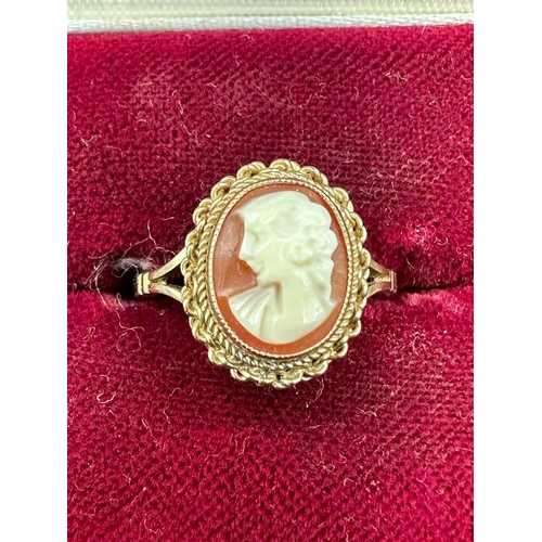 466 - A 9ct gold cameo ring (approximate weight 3g)