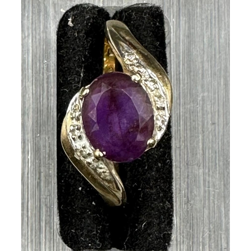 471 - A 9ct gold ring with amethyst style stone.