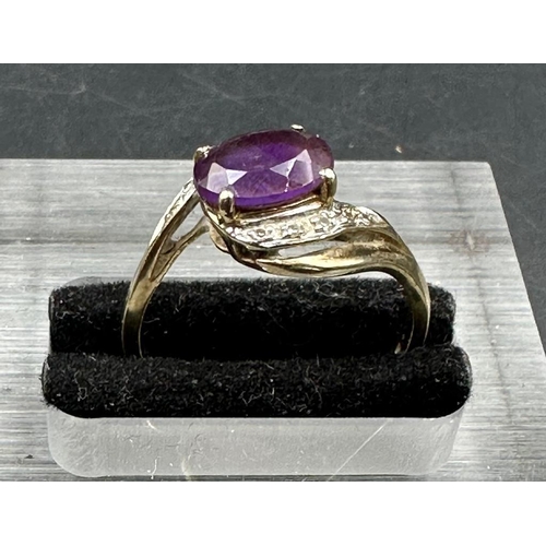 471 - A 9ct gold ring with amethyst style stone.