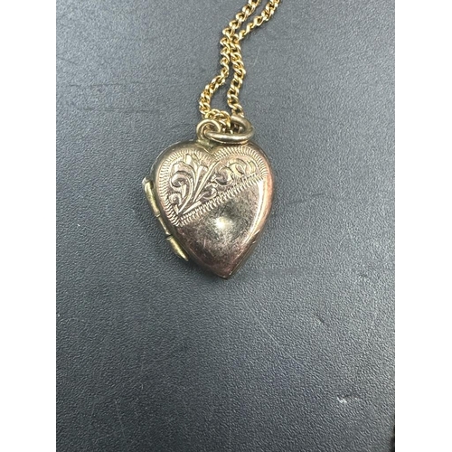 475 - A 9ct front and back gold heart shaped locket  AF Approx. weight 2.8g