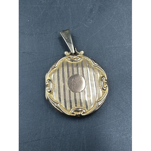 477 - A 9ct gold necklace (Approximate weight 6.5g) with a 9ct gold front and back locket (Approximate tot... 