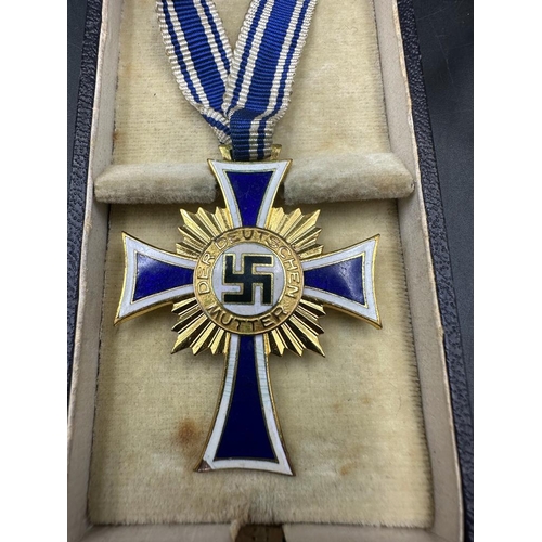 495 - Third Reich Mothers Cross Medal in Gold with Original Case, good example of a gold grade medal with ... 