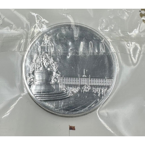 514 - A Royal Mint 2015 £50 Britannia silver coin, 2015 Buckingham Palace £100 silver coin, A silver Golde... 