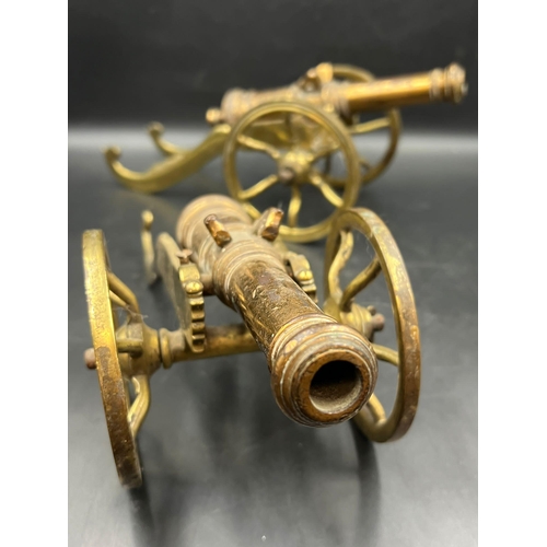 561 - A pair of brass and bronze desk cannon, one AF missing a screw.