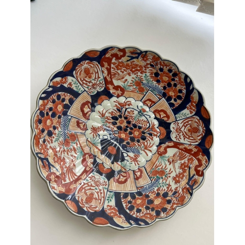 605 - 19th Century Imari charger with scalloped edge