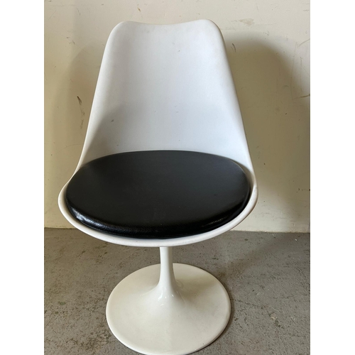 62 - A tulip armchair in the style of Eero Saarinen