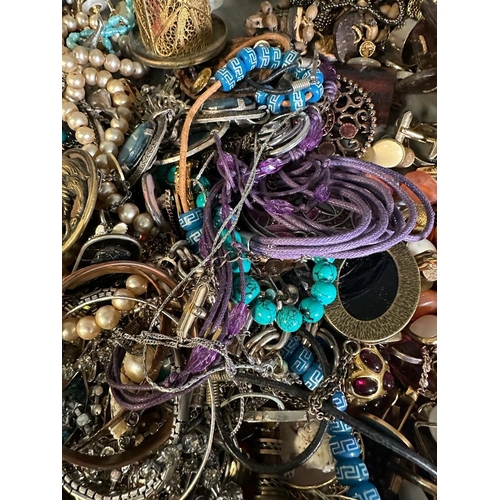 661 - A quantity of quality costume jewellery