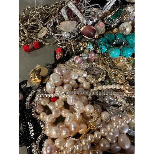 661 - A quantity of quality costume jewellery