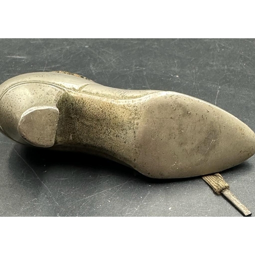 680 - A Victorian shoe pin cushion