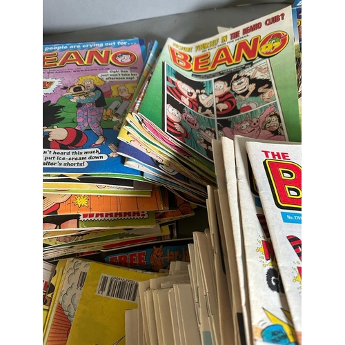 736 - A Large quantity of Beano comics, various ages