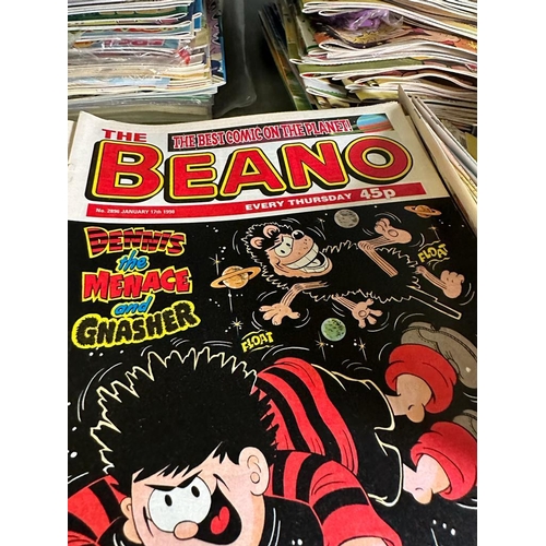 736 - A Large quantity of Beano comics, various ages