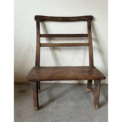 86 - A rustic single seater oak bench (H98cm W56cm D82cm)