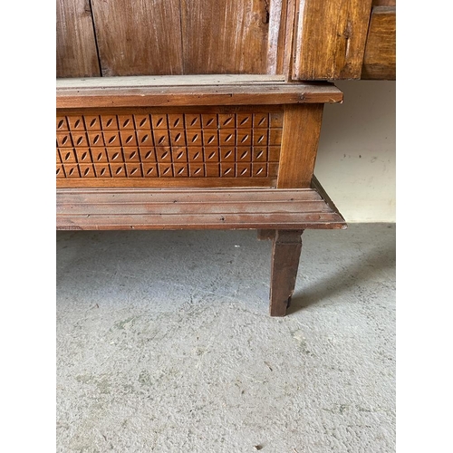 91 - A rustic oak coffee table on splayed legs (H39cm W113cm D48cm)