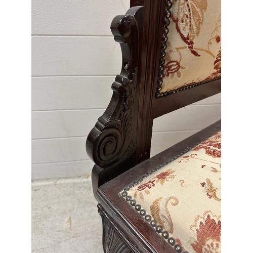 97 - A Victorian mahogany framed corner bench upholstered in a white ground and floral pattern (H107cm W1... 