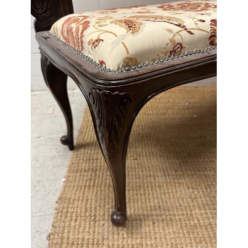 97 - A Victorian mahogany framed corner bench upholstered in a white ground and floral pattern (H107cm W1... 