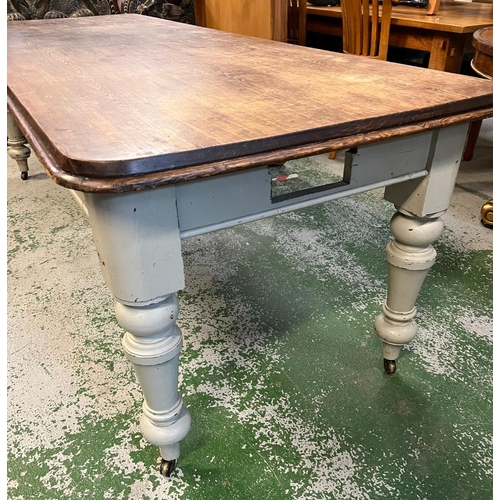 137 - A large farmhouse table (H80cm W244cm D92cm)