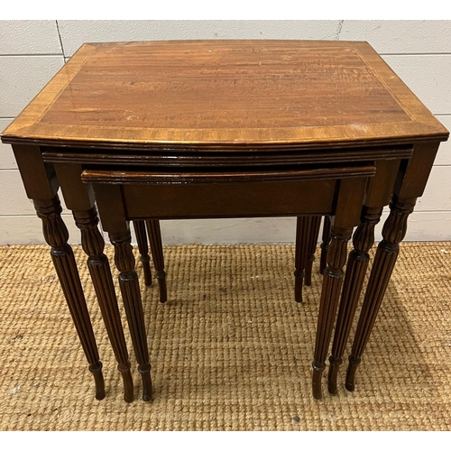 140 - A set of nesting tables with string inlay and fluted legs (H51cm W50cm D38cm)