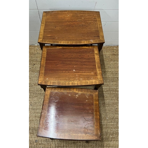 140 - A set of nesting tables with string inlay and fluted legs (H51cm W50cm D38cm)