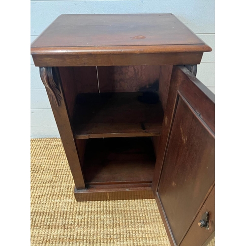 142 - A mahogany side cabinet opening to shelves (H69cm W41cm D33cm)