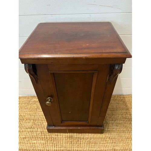 142 - A mahogany side cabinet opening to shelves (H69cm W41cm D33cm)