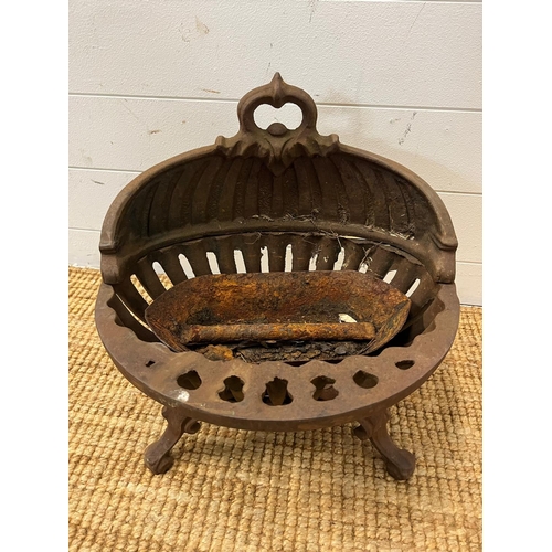 146 - A scalloped fire grate