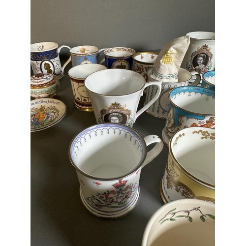 324 - A selection of commemorative ware to include mugs, a pin dish and a lidded pot