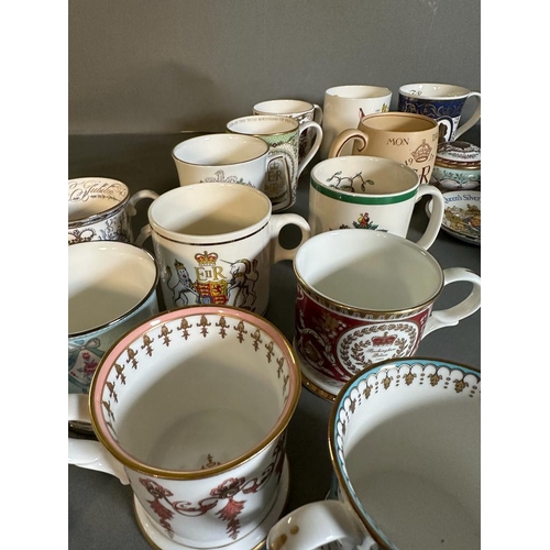 324 - A selection of commemorative ware to include mugs, a pin dish and a lidded pot