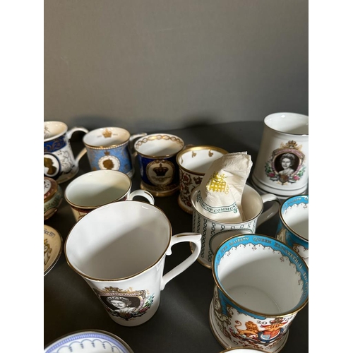 324 - A selection of commemorative ware to include mugs, a pin dish and a lidded pot