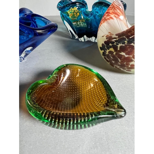 368 - For pinched Art glass bowls various colours (W21cm)