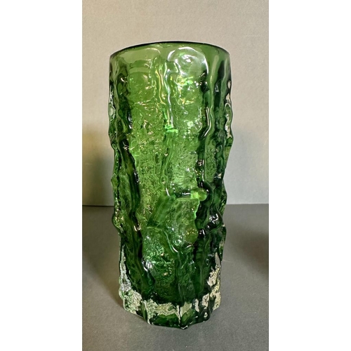 378 - A selection of Art glass to include Medina Isle of White and Adrian Sankey