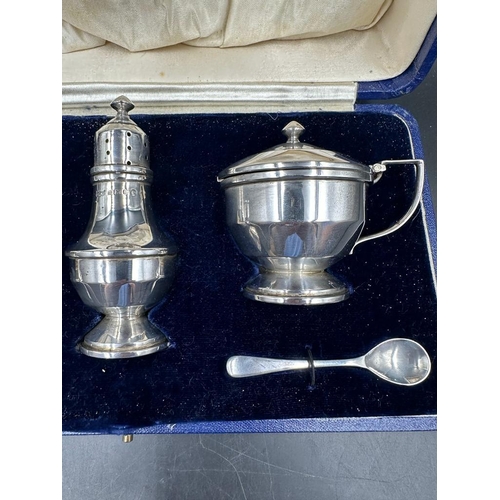 400 - A Mappin and Webb silver, cased cruet set, hallmarked for Birmingham 1934.