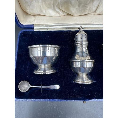 400 - A Mappin and Webb silver, cased cruet set, hallmarked for Birmingham 1934.