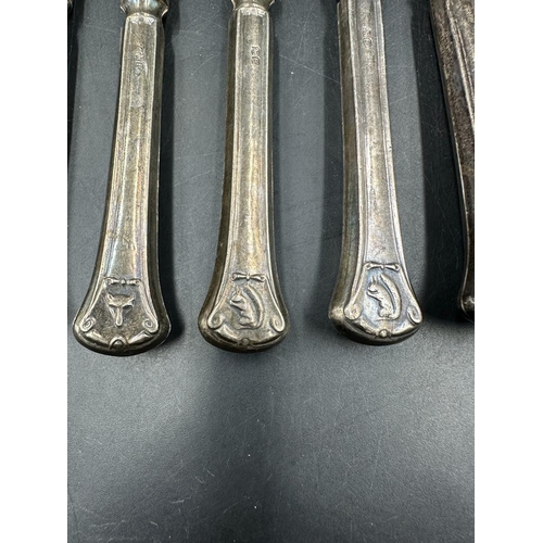 402 - A set of six silver handled knives, hallmarked for Sheffield 1922 by William Yates.