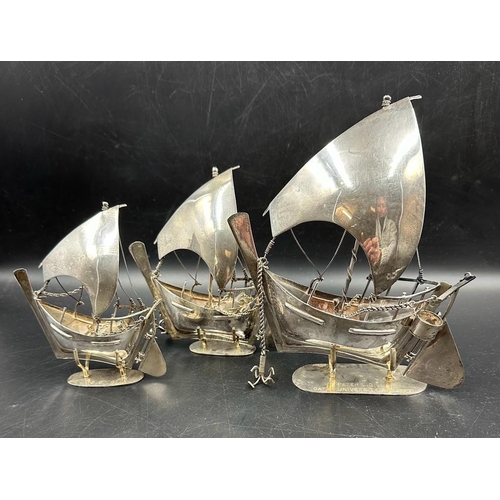 409 - A set of three sterling silver Dow boats on stands, approx total weight 375g