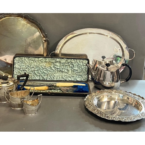 424 - A selection of silver plate to include teapot, sugar bowl, trays etc