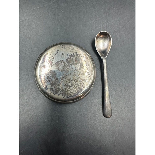 426 - A silver hallmarked salt spoon and a silver hallmarked lid total weight 18g