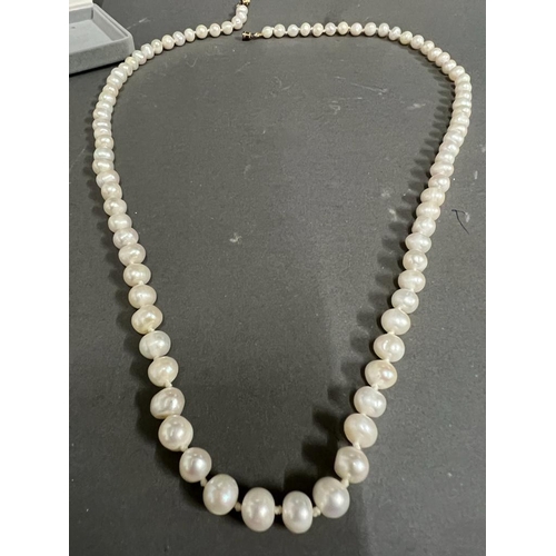 444 - A water pearl necklace (Length 84cm)