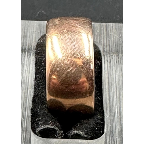 445 - A 9ct gold wedding band (Approximate Total Weight 5g)