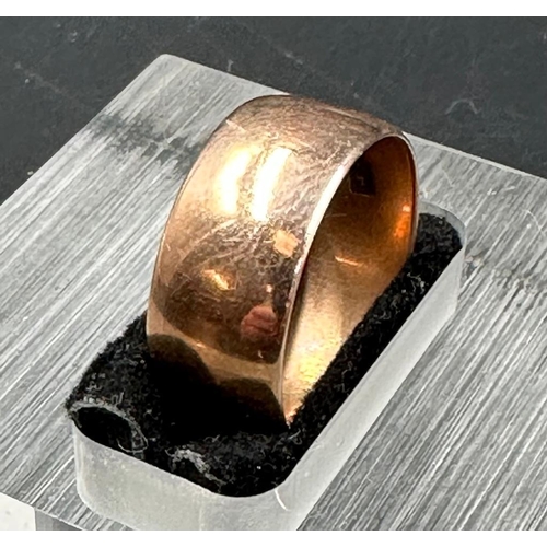 445 - A 9ct gold wedding band (Approximate Total Weight 5g)