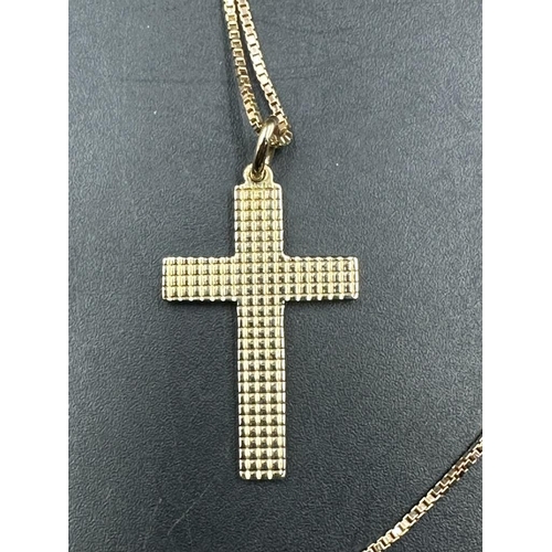 454 - A 9ct gold cross on chain (Approximate Total weight 3.3g)