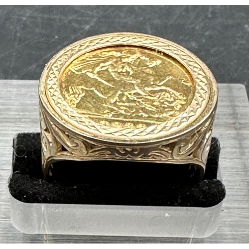 469 - A 1982 half sovereign ring on a 9ct gold mount (total Approximate Weight 9.1g)