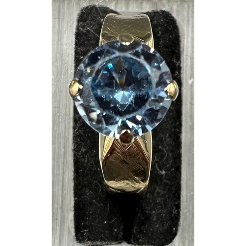 472 - A 9ct gold an Topaz ring, approximate weight 3.8g and size O1/2