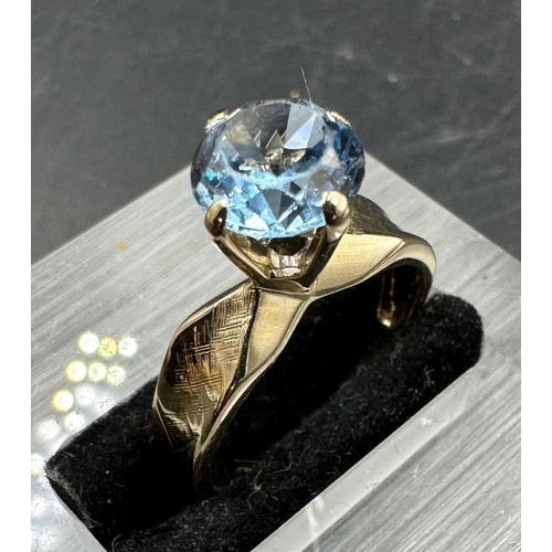 472 - A 9ct gold an Topaz ring, approximate weight 3.8g and size O1/2