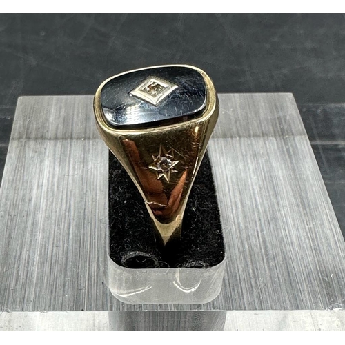 477 - A 9ct gold signet ring (Approximate Weight 3g)