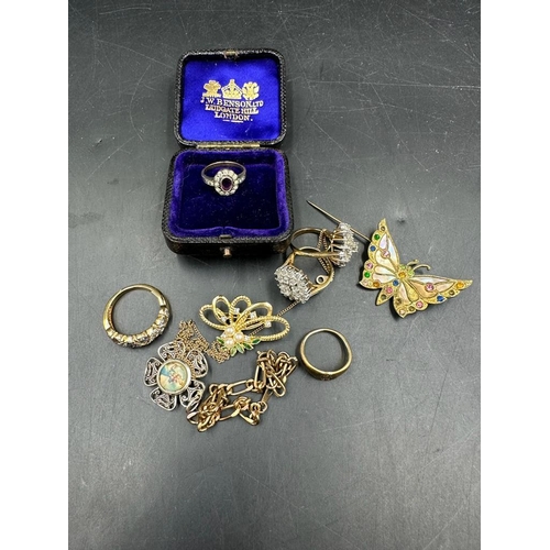 481 - A small selection of quality costume jewellery to include a signet ring, semi precious stone butterf... 