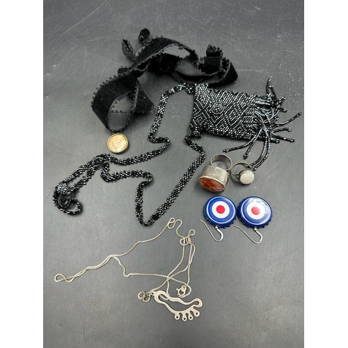 505 - A small selection of quality costume jewellery to include silver rings, pendant coin purse and velve... 