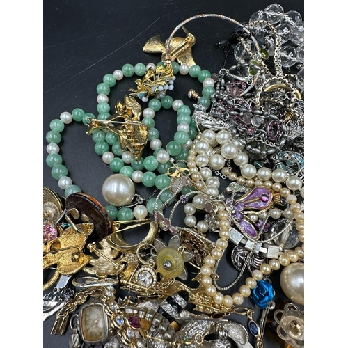 506 - A selection of quality costume jewellery.