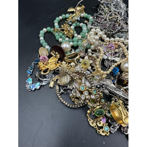 506 - A selection of quality costume jewellery.